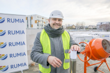 Pod blokiem mieszkalnym w Rumi zabetonowali wiadomość dla przyszłych pokoleń