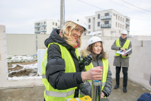 Pod blokiem mieszkalnym w Rumi zabetonowali wiadomość dla przyszłych pokoleń