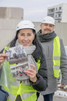 Pod blokiem mieszkalnym w Rumi zabetonowali wiadomość dla przyszłych pokoleń