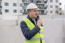 Pod blokiem mieszkalnym w Rumi zabetonowali wiadomość dla przyszłych pokoleń