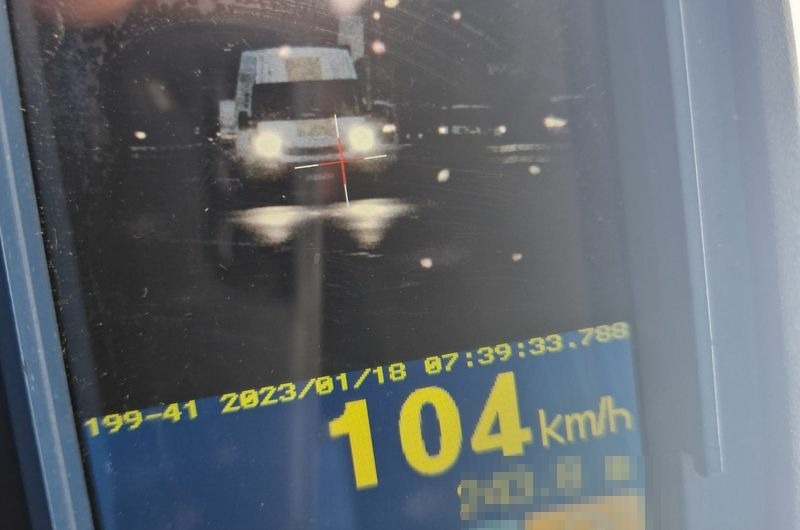 Kierowca Iveco jechał 104km/h na obowiązującej 50-tce, stracił prawo jazdy, otrzymał mandat 1500 zł i 13 pkt karnych