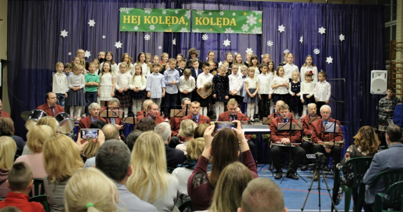 Koncert kolęd z udziałem orkiestry dętej oraz uczniów z Ósemki i Dziesiątki z Rumi