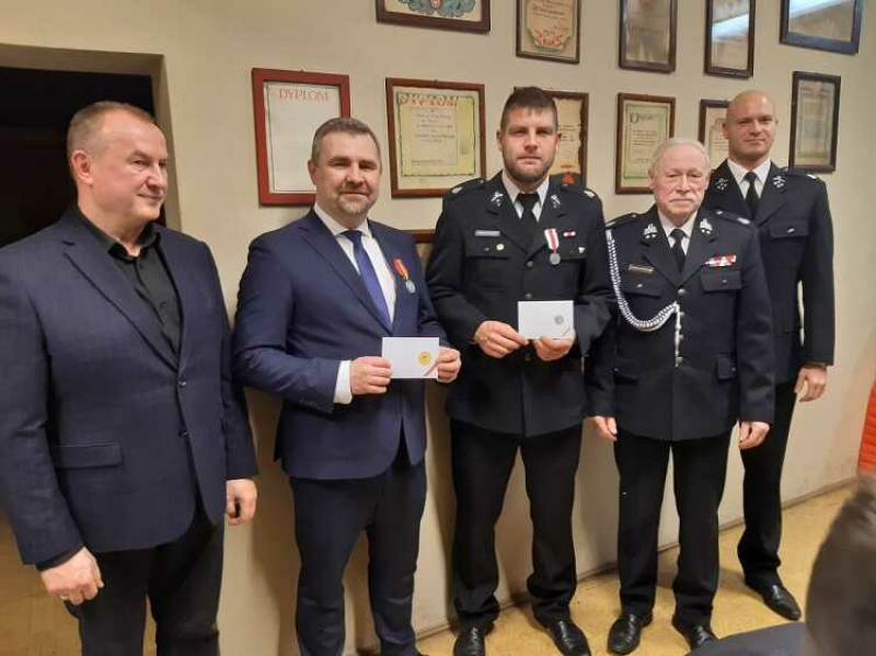 Burmistrz Rumi Michał Pasieczny odznaczony przez strażaków