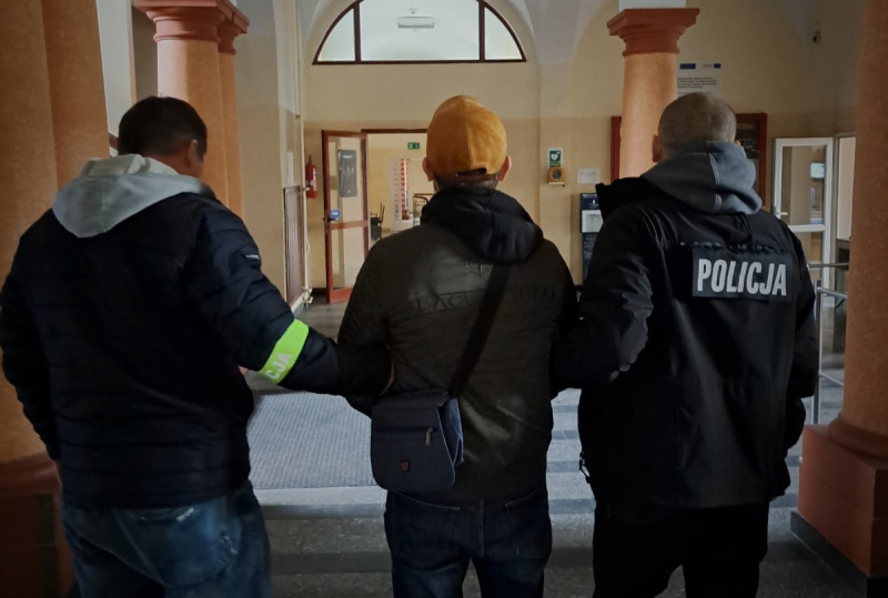 Policjanci zatrzymali podejrzanego o brutalne zabójstwo w Rumi