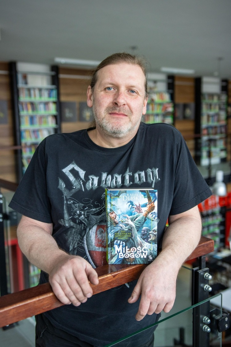 „W pisaniu kryminałów pomaga mi to, że pracowałem w policji” – o byciu pisarzem opowiada Rafał Dębski