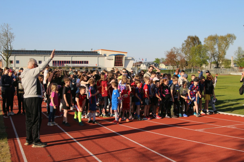 Ponad 400 osób wspólnie biegało po rumskiej bieżni