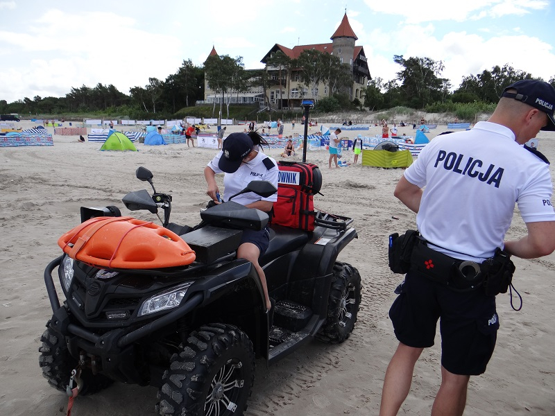 Pomorscy policjanci przypominają, że powiewająca czerwona flaga oznacza kategoryczny zakaz wchodzenia do wody. Bądź rozsądny!