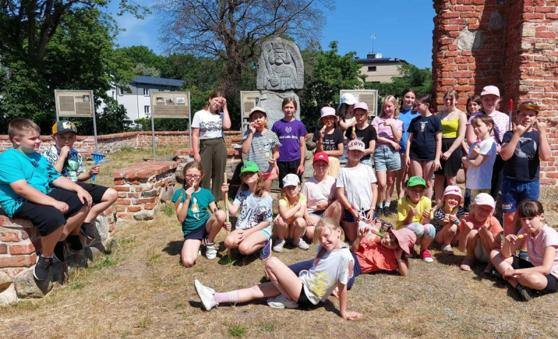 Nawet w wakacje sprzątają cmentarz