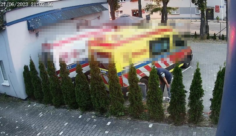 Kryminalni zatrzymali 39-latka, który zniszczył i okradł ambulans – teraz grozi mu kara do 7,5 roku pozbawienia wolności