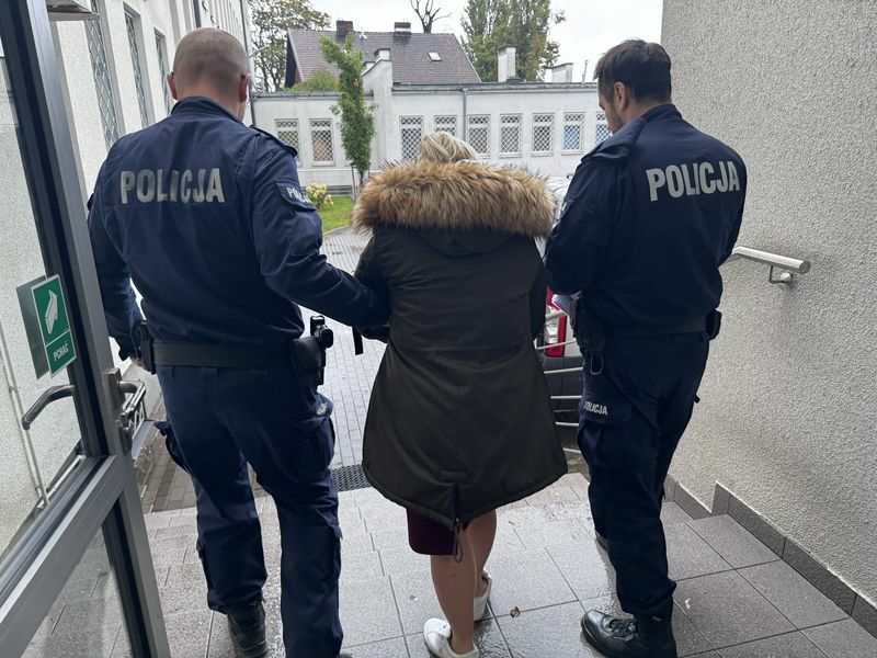 Kryminalni z rumi zatrzymali 27-latkę w związku z dwoma oszustwami seniorów metodą na funkcjonariusza