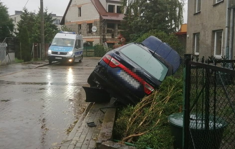 21-latek bez uprawnień uderzył w ogrodzenie posesji – odpowie przed sądem