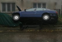 21-latek bez uprawnień uderzył w ogrodzenie posesji – odpowie przed sądem