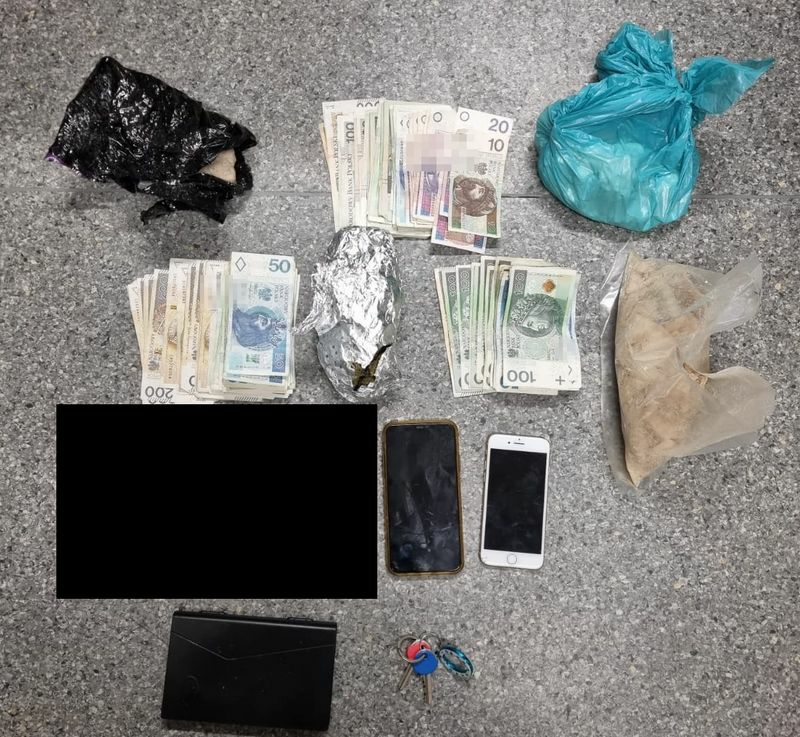 Kryminalni zatrzymali 27-latka w związku z posiadaniem znacznej ilości narkotyków i wprowadzaniem ich do obrotu