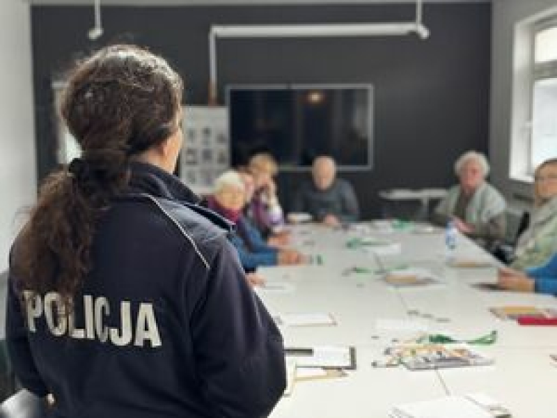 Policjanci spotkali się z seniorami w Rumi