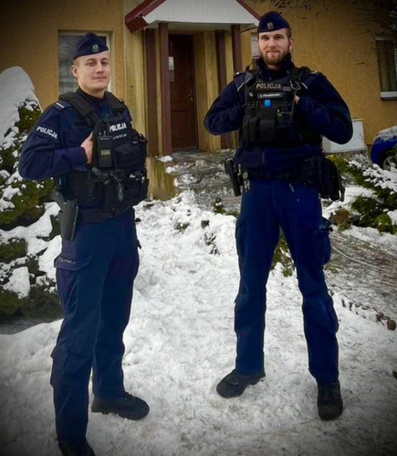 Policjanci z redy uratowali z pożaru mieszkańców domu jednorodzinnego
