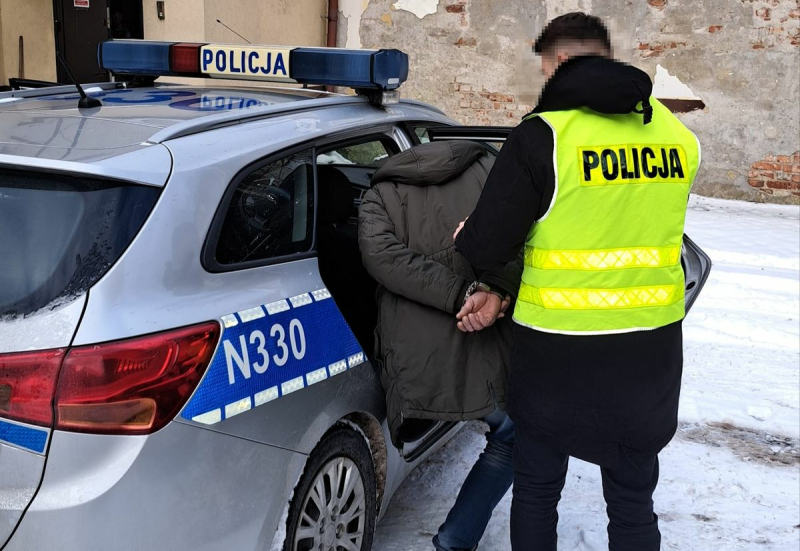 Trzy osoby tymczasowo aresztowane a czwarta z dozorem w związku z rozbojem i pozbawieniem wolności