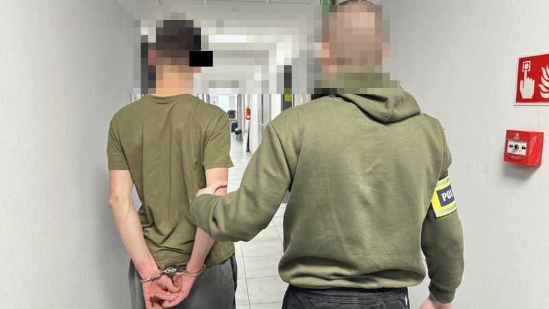 Dwaj sprawcy zatrzymani – włamywali się do samochodów i kradli radia samochodowe