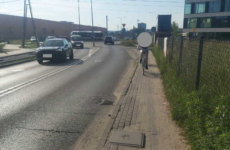 Agresywni użytkownicy rowerów i hulajnóg w Rumi ...