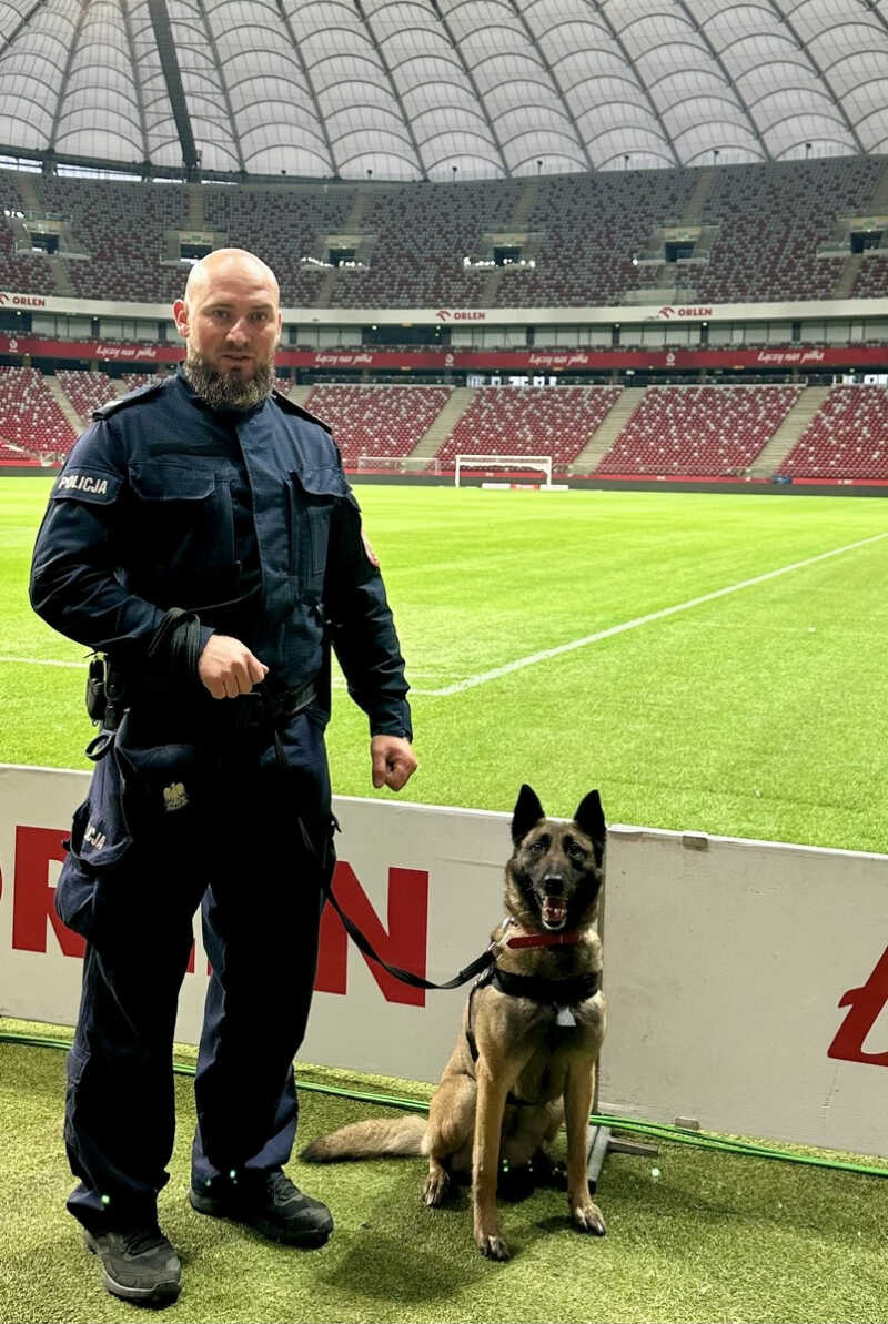 Starszy sierżant Artur Bach z Komendy Powiatowej Policji w Wejherowie najlepszym przewodnikiem psa do wykrywania materiałów pirotechnicznych w województwie pomorskim