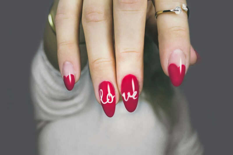 Manicure tytanowy vs. hybrydowy: który wybrać dla zdrowych i pięknych paznokci?