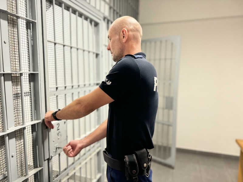 37-latek ukrywał się przed organami ścigania, gdyż chciał uniknąć kary pozbawienia wolności na okres prawie 4 lat – został zatrzymany przez dzielnicowych