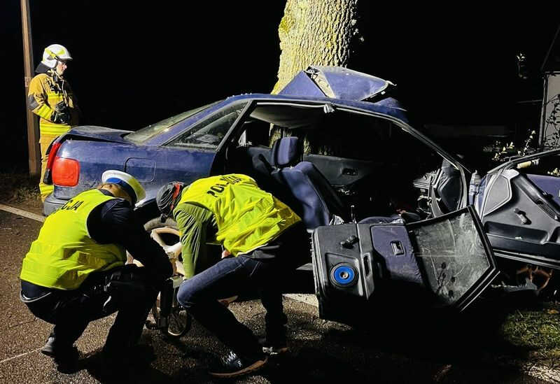 25-latek objęty dwoma sądowymi zakazami jadąc audi uderzył w przydrożne drzewo – ciężko ranny został przewieziony do szpitala