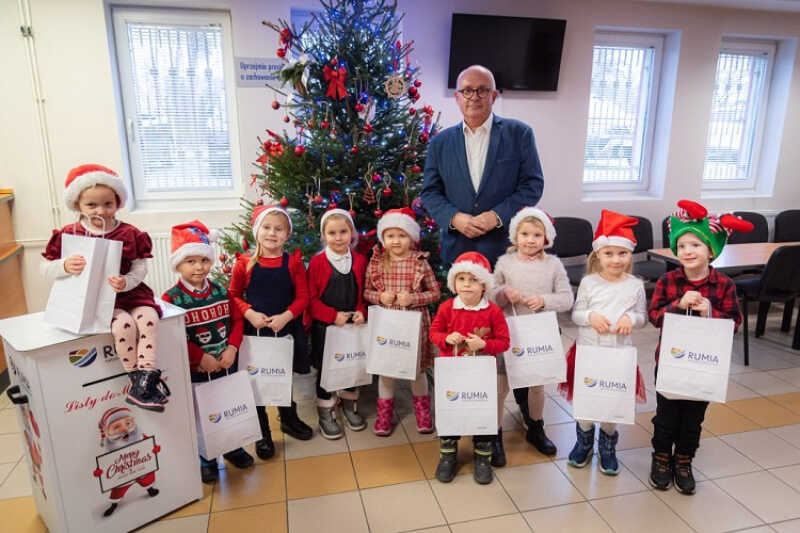 Przedszkolaki przygotowały urzędową choinkę w Rumi