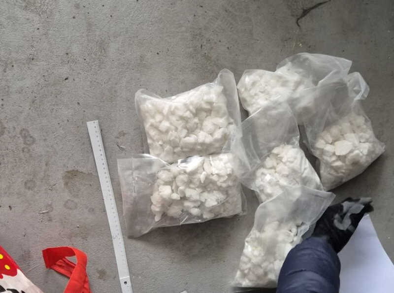 Kryminalni z Wejherowa wspólnie ze strażnikami granicznymi z Gdyni zabezpieczyli przeszło 18-kilogramów narkotyków i zatrzymali 45-latka w związku z ich posiadaniem