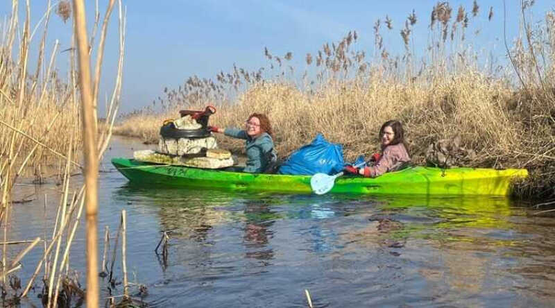 Z wody i z lądu, na kajakach i na pieszo – ochotnicy po raz kolejny sprzątali Zagórską Strugę oraz okolice Rezerwatu Przyrody Beka