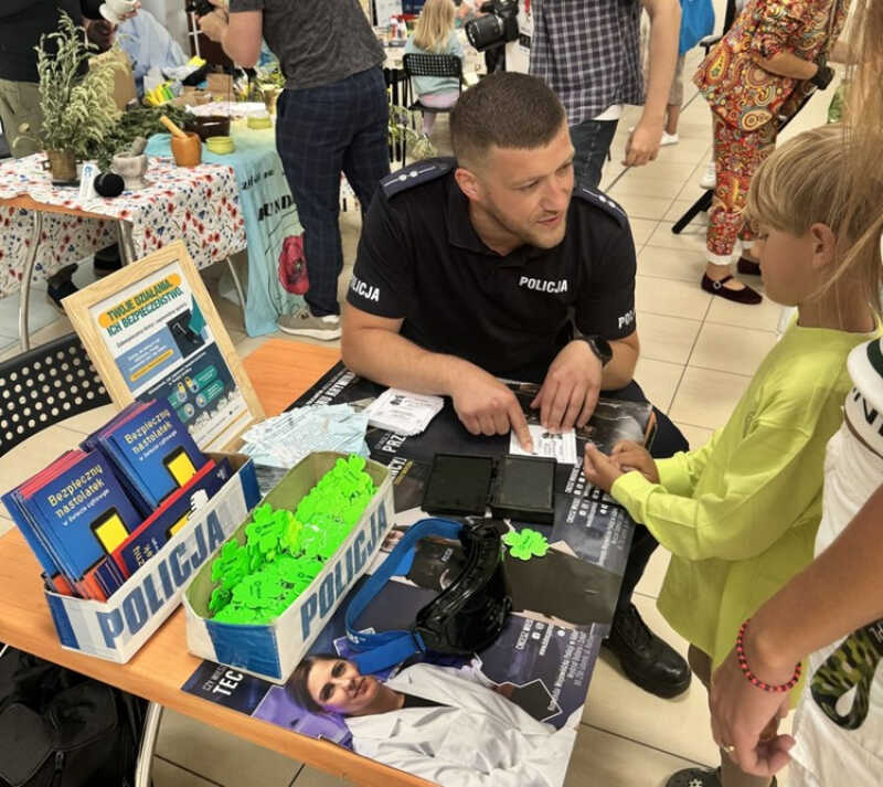 Policjanci z Wejherowa i Rumi wzięli udział w akcji „Witajcie Wakacje”