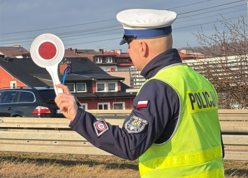 Pościg w Rumi. Kierowca Kii uciekł z kontroli drogowej i uderzył w ogrodzenie szkoły
