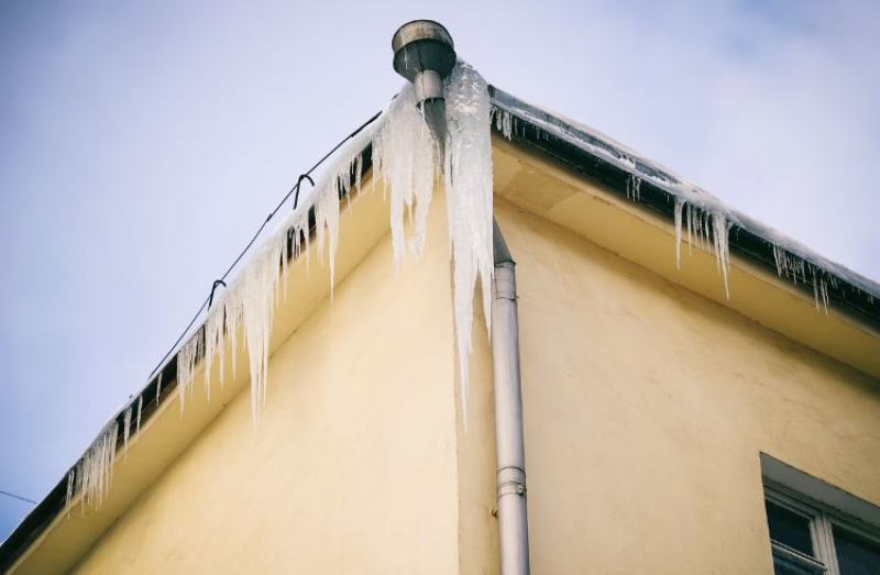 Zimowe zagrożenia: Policja apeluje o usuwanie śniegu i sopli z dachów budynków
