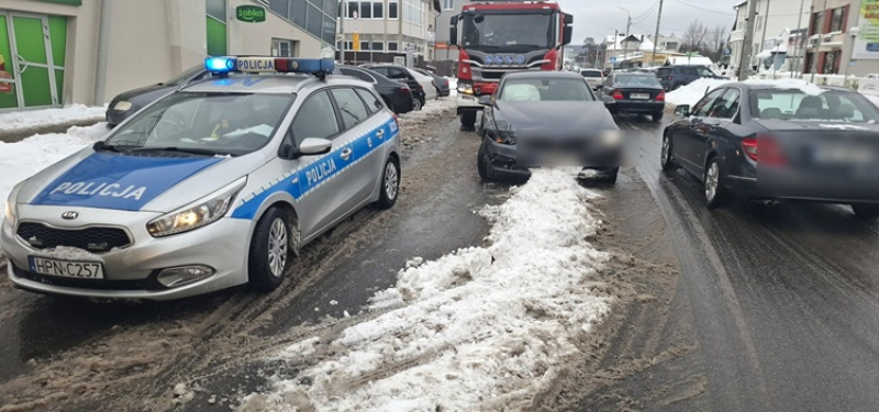 Kolizja na ul. Dąbrowskiego w Rumi. Policja przypomina o ostrożności przy cofaniu
