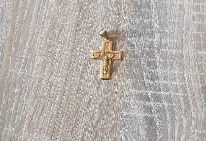 Udawał fachowca od remontów i ukradł złotą biżuterię. Kryminalni z Rumi zatrzymali 35-latka