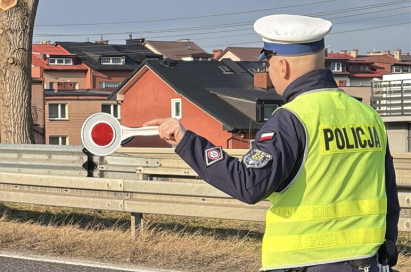 111 km/h w terenie zabudowanym. Niebezpieczny rajd Mercedesa ulicami Rumi