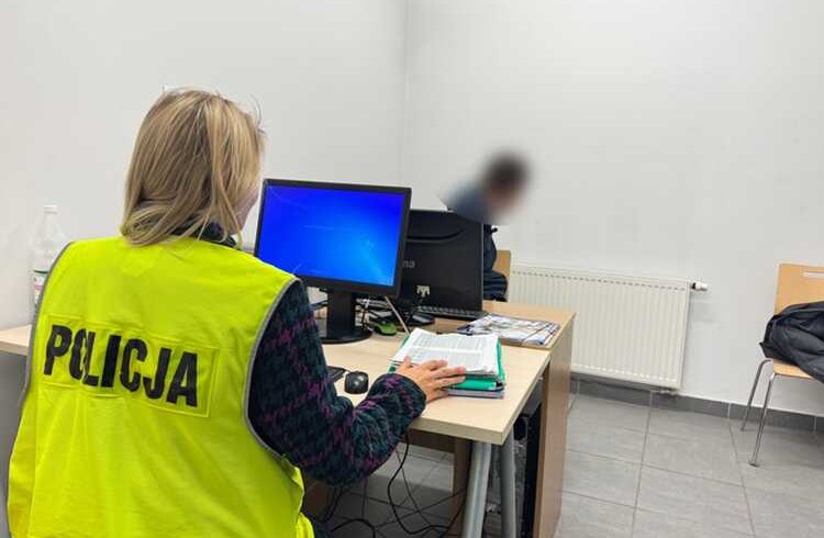 Udawał fachowca od remontów i ukradł złotą biżuterię. Kryminalni z Rumi zatrzymali 35-latka